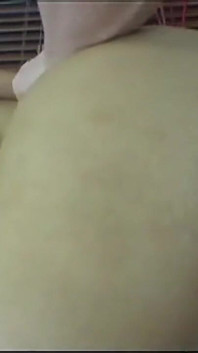Dylan Ryder se fait sucer les tétons par son copain, avant de vous faire une pipe en POV