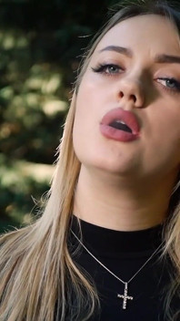 Het blondin baben röker en svart cigaretter i naturen