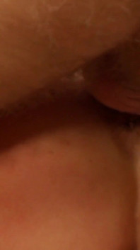 Jamie melancap dua zakar sebelum mengisi dirinya