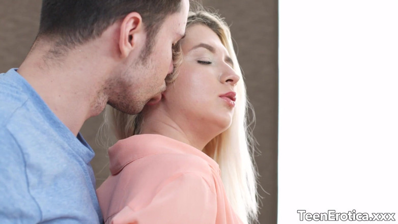 Teen Erotica XXX: Une tentatrice à petits seins sert un
