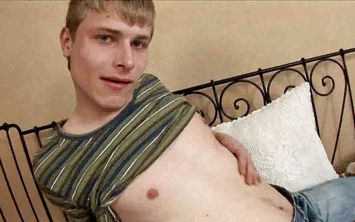 Crunch Boy: En solo droit pour une longue poitrine sexy