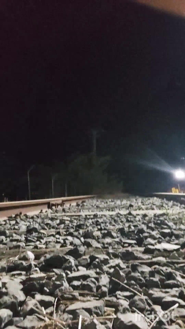 Morbosete000: tren ki patriyon par nagn aur mootna