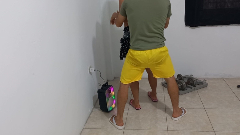 Martin13: 継息子がボディビルの運動をしているのを見て、一緒に汗をかくためにセックスしようと誘いました