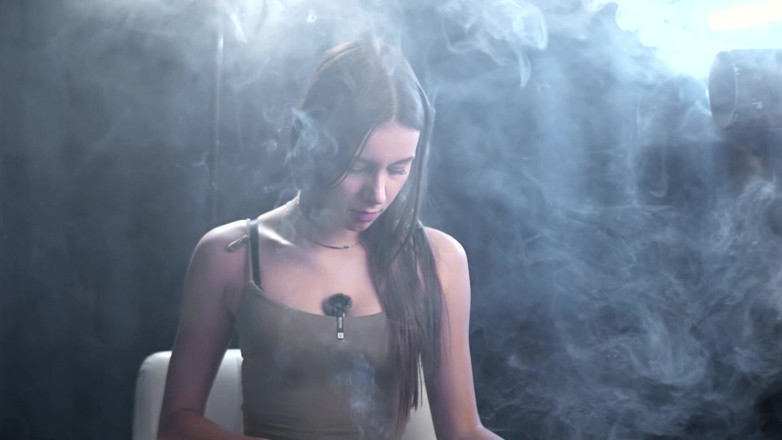 Russian Smokers: Sesi merokok solo yang tenang di studio dengan asap lembut...