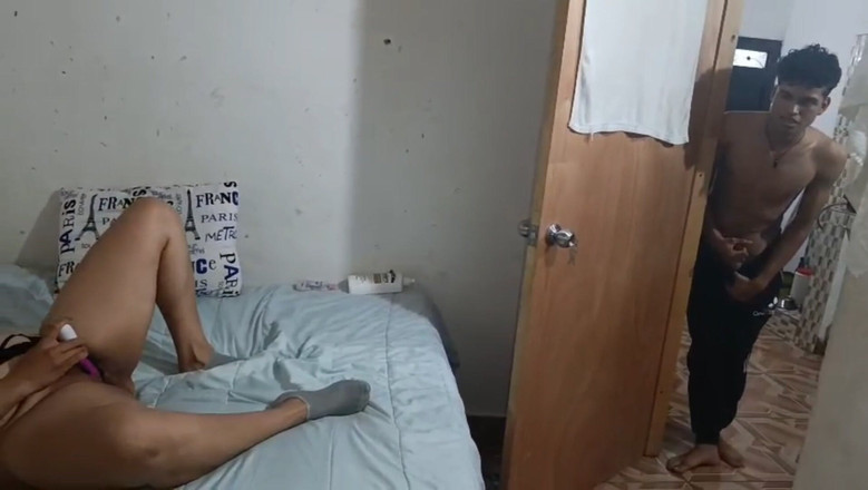 Jovencandelita: Šukám obrovský zadek své nevlastní matky, protože ona má ráda...