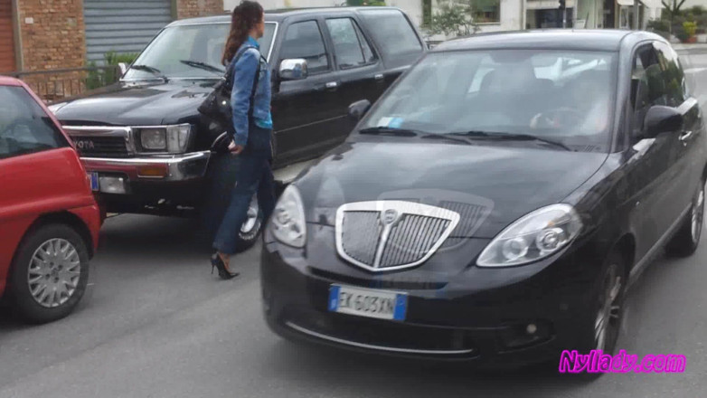 Nyllady: Jazda i poruszanie się w czarnych pompach na gołej stopie
