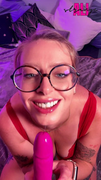 穿着红色边边的金发女郎以激烈的高潮结束