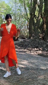 Arriesgado desnudo al aire libre mostrando mi coño