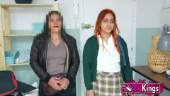 带你的继母去上班！18 岁的宝贝带来了她自己的继母的色情处女作
