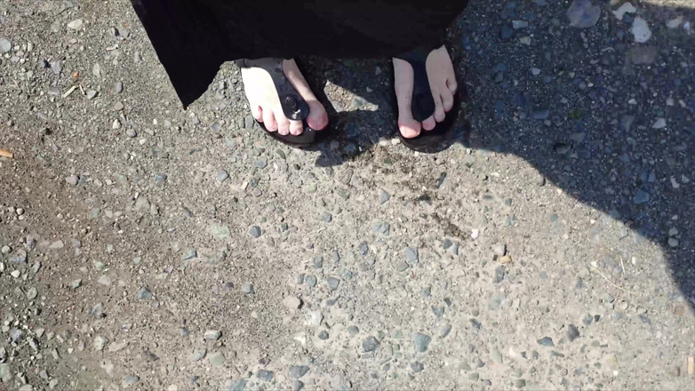 Footfetish: กลางแจ้งในชุดคาฟตันสีดําและเท้าเปล่าในรองเท้า Birkenstocks สีดํา