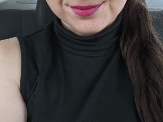 Kndy Kmille: Pouvez-vous imaginer que c’est sous ma robe ?