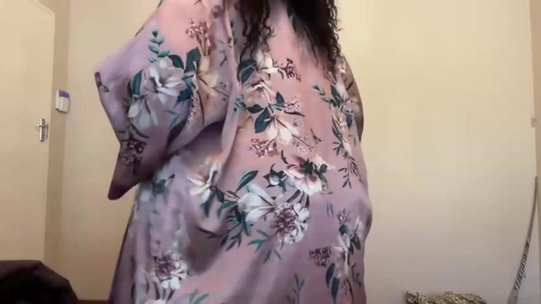 Legendary Booty Overdose: Zogende bbw-milf stript en masturbeert