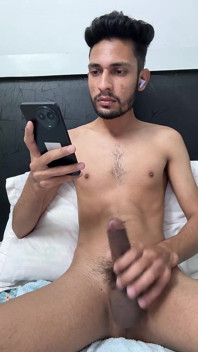 Mi sono fatto una eiaculazione enorme (sborrata) dopo aver visto il video porno della mia amica