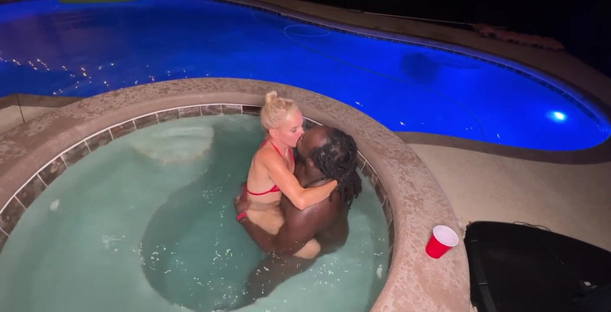 Jay Playhard: La piccola hotwife bella bare viene presa da due cazzi...
