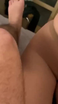 그는 내 팬티스타킹을 찢고 그가 올 때까지 내 항문을 그의 위로 점프하게 했습니다