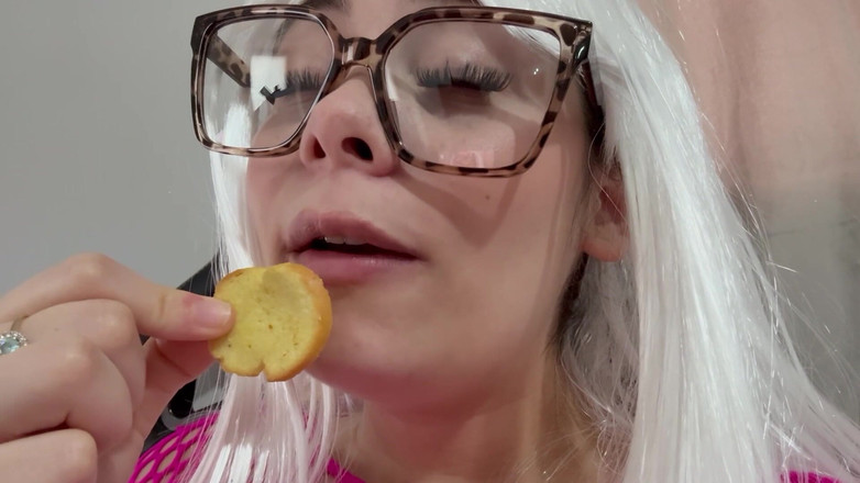 AmayaMori: Ibu Tiri Suka Makan Jadi Dia Makan Kerepek Dalam Kostum...