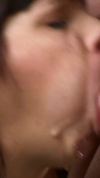 吮吸我的大鸡巴并吞下我甜美的女孩的小便