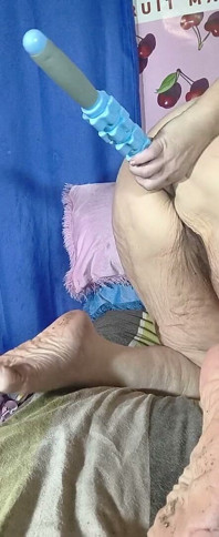 वह वेश्या को अपने सिर पर पैंटी पहनता है