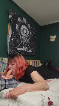 Ashley berseronok mengamalkan deepthroat pada dildonya
