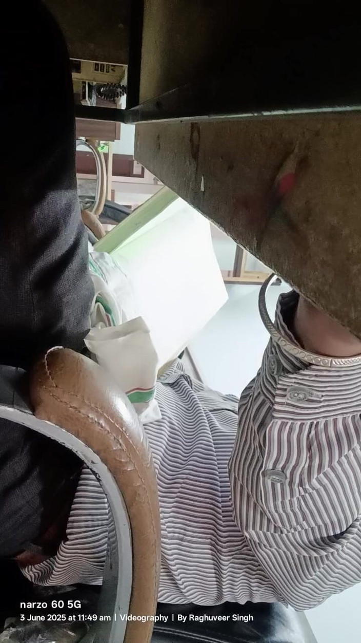 Rajasthani-old-lover: Hintli üvey baba ofiste ustalaşmanın tadını çıkarıyor