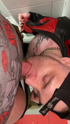 KinkySirius: Kinkysirius v kostýmu Chav Scally saje medvěda v kožené bundě...