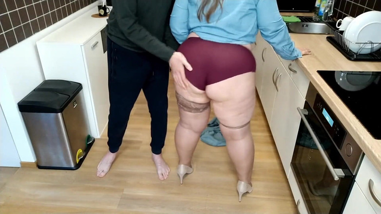 OurFetishLife: Üvey anne ve üvey oğlu. Üvey annem ile yalnız olmak riskli.