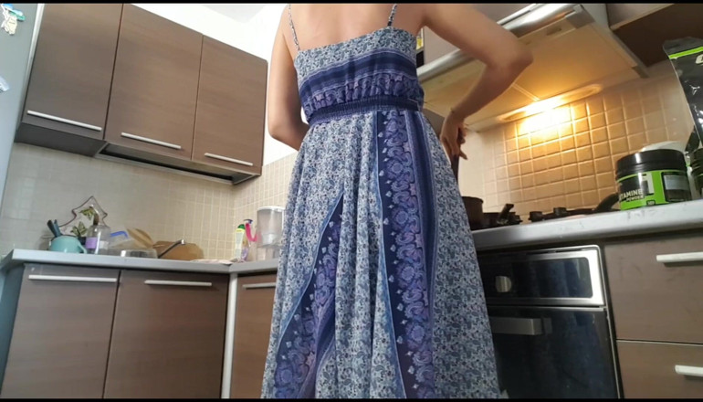 Erotic Tanya: Pacar memasak dan kentut - ketahuan di kamera