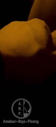 Un Garçon Amateur Surpris En Train De Pisser Dans La Rue Et Donné Un Coup De Main