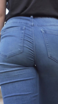 Tillbedja min promenader vickar röv i blå jeans