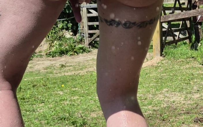 Demelza: Mokré hraní v tričku – ochlazení při studené venkovní sprše