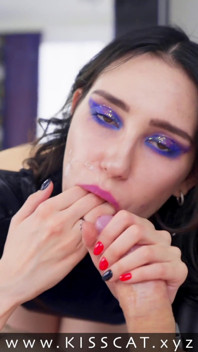 Une brune dans une robe en cuir suce une bite et chevauche un gros cul
