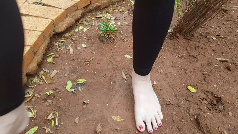 Alicia Robertz: मेरे गंदे तलवों को दिखा रहा हूँ