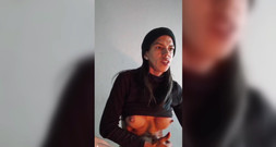 Tsdanisantos1: Saya di rumah dd bagus sambil memamerkan kaki saya, saya...