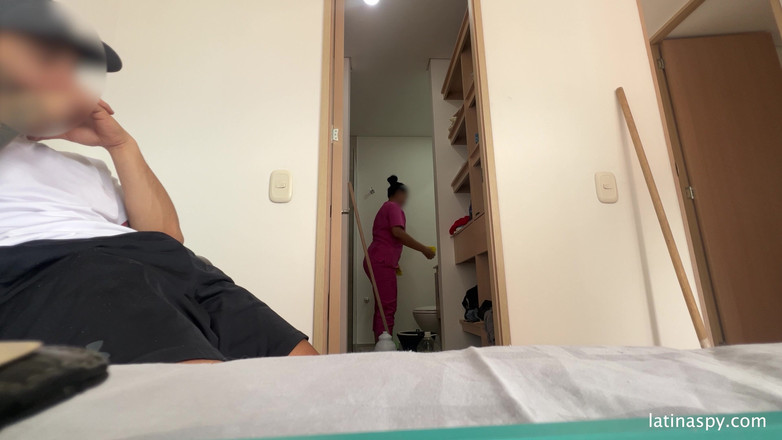 Latinaspy: Büyük götlü hizmetçi amını temiziyor sonra patronuna mastürbasyon yapıyor bölüm 2