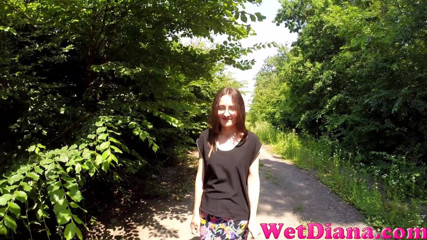 Wet Diana: Wide open peeing