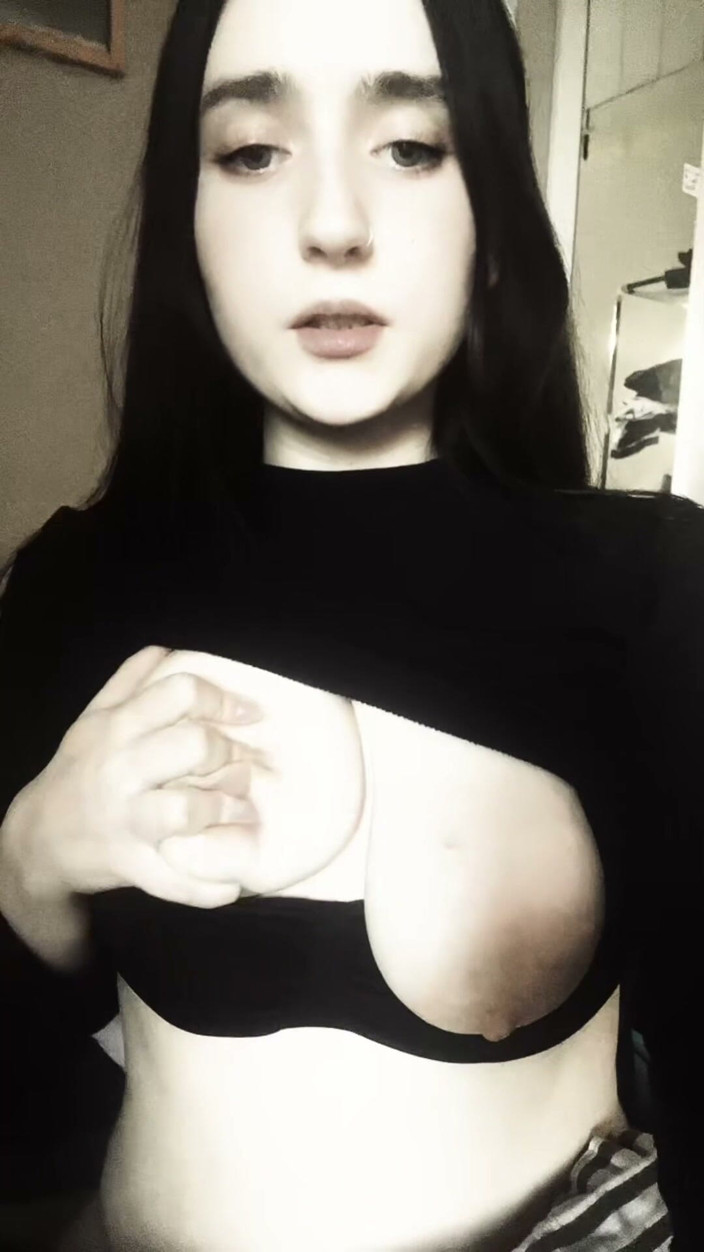 Joyliii: Joyliii Edged перед зеркалом.