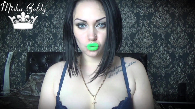 Goddess Misha Goldy: Neon groene lippenstift slaafaanbidding