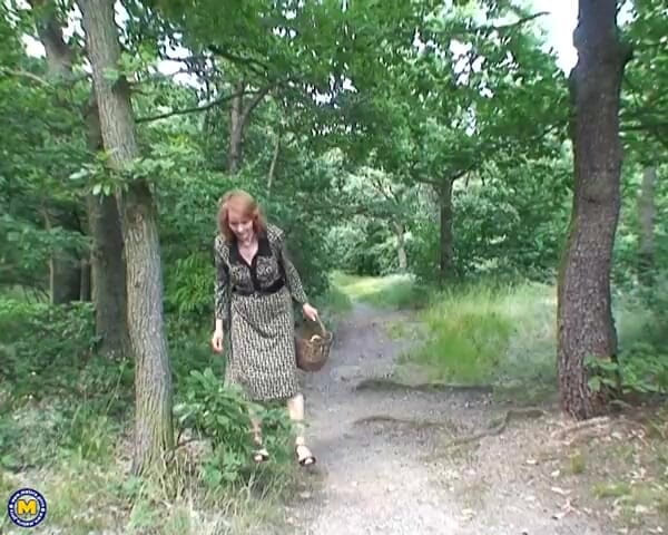 Mature NL: Une mamie se fait baiser en plein air