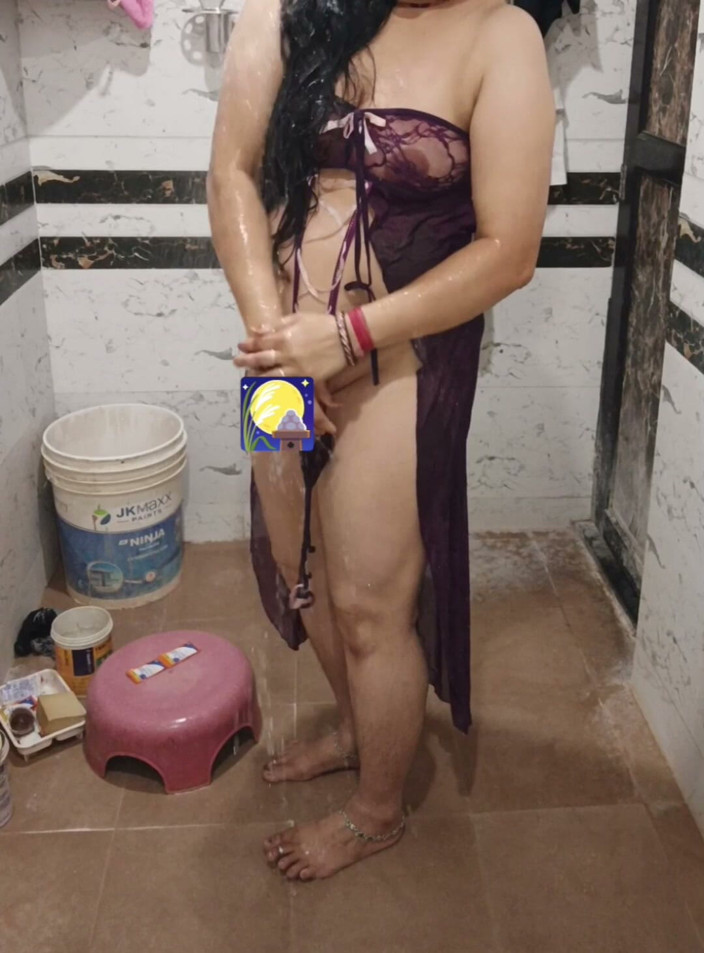 Priyahot77: Priya สาวอินเดียอาบน้ําสุดฮอตโชว์ตูดใหญ่