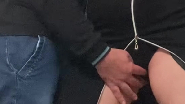 Niki studio: Uff!! Alcuni sconosciuti dita sporche mi hanno strofinato la figa...