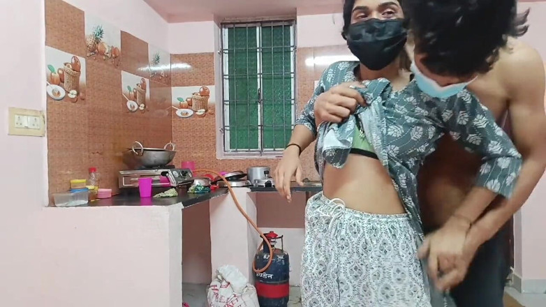 Tip_top_mall: Eu encontro minha meia-irmã com tesão na cozinha