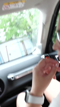 Slampfrun suger av en främlings enorma kuk i bilen och hälsar på sin cuckold-man!