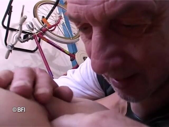 Nasty matures and dirty grannies club: Der geile fahrradmechaniker fyck teen