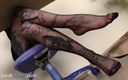 Best Nylon Feet Videos: Quente secretária Refen mostra suas pernas e pés cobertos de...