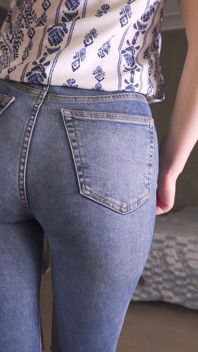 大屁股白人熟女穿着紧身蓝色牛仔裤挑逗完美的屁股