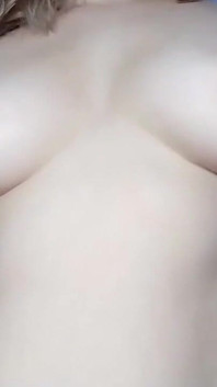 巨乳熟女は彼女のピンクの乳首と巨乳を自慰行為します - 巨乳ソロ - 素晴らしいソロオナニー