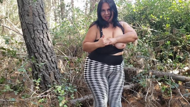 Riderqueen: sauteli mammi jangal men ghoom rahi hai