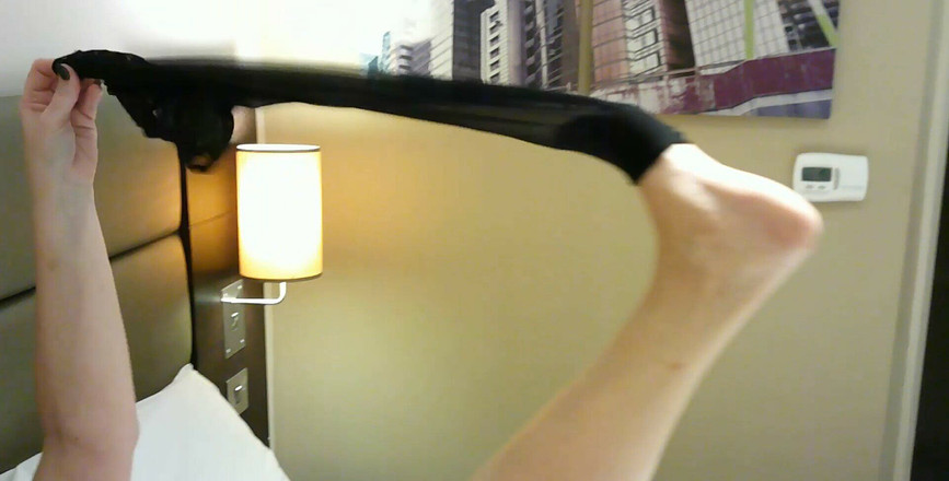 Uk Joolz: サスペンダーのクリップを外して、ストッキングを脱ぐ