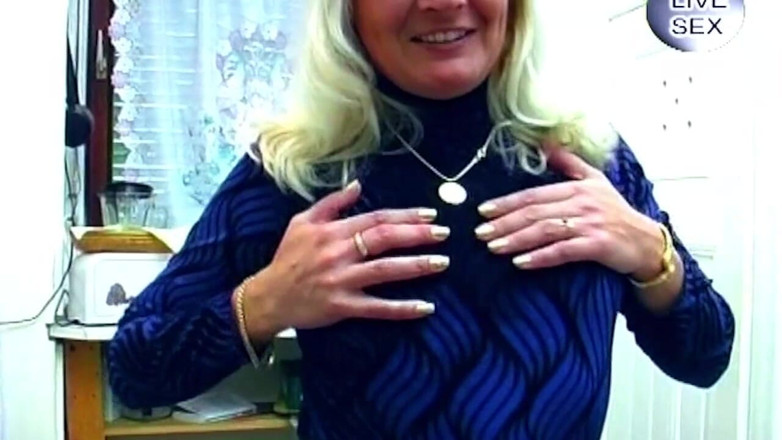 German bitch hunter: Blonda tachinează pizda umedă cu lumânare aprinsă