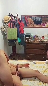 Swingersamateur40 tradisce il marito in hotel con il suo amante. Lei gli dice che è al centro benessere.
